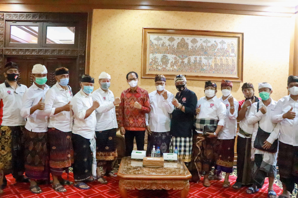 Wabup Suiasa Terima Audiensi Puskor Hindunesia Dekorda Badung